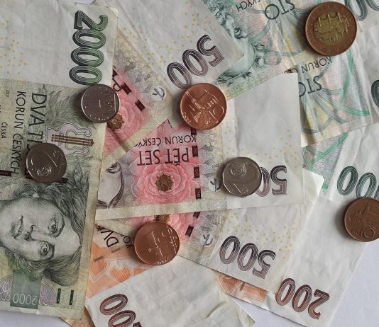 Travel scam: Never change money on the street from unknown persons Never change money on the street from unknown persons