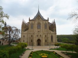 Where to arrange a day trip from Prague